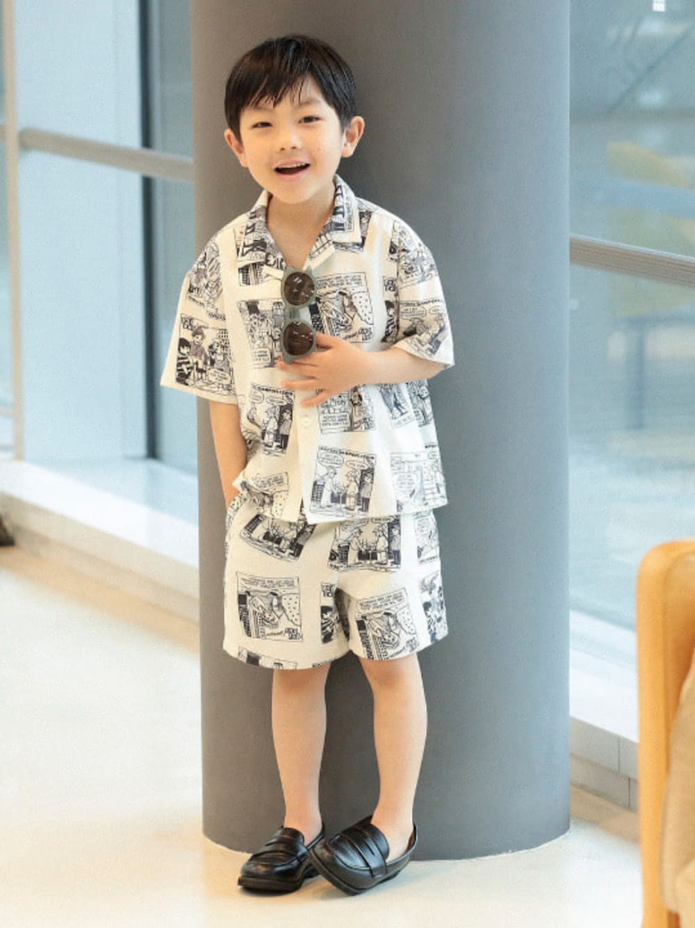 「アメカジ、白シャツ、柄シャツ」｜「こども ビームスの【別注】PAYDAY / コミック柄シャツ 2025SS（100～140cm）（シャツ/ブラウス、ホワイト系）」を使った、こども ビームスさん（キッズ・110cm）の春コーディネートの1枚目の写真