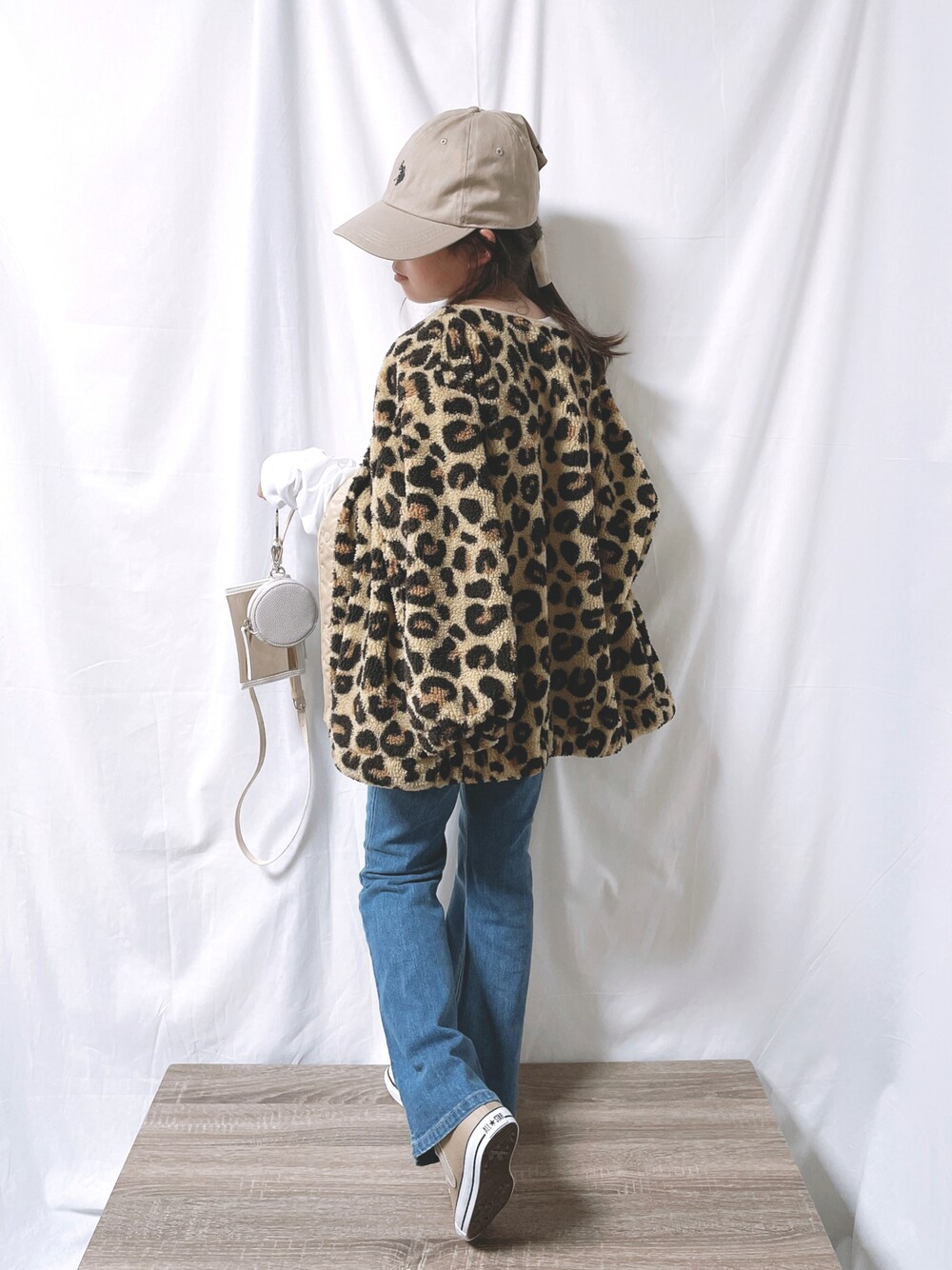 ブラウン系のブルゾン、ブルー系のデニムパンツ、ベージュ系のスニーカーを着用したキッズの秋コーディネートの1枚目の写真