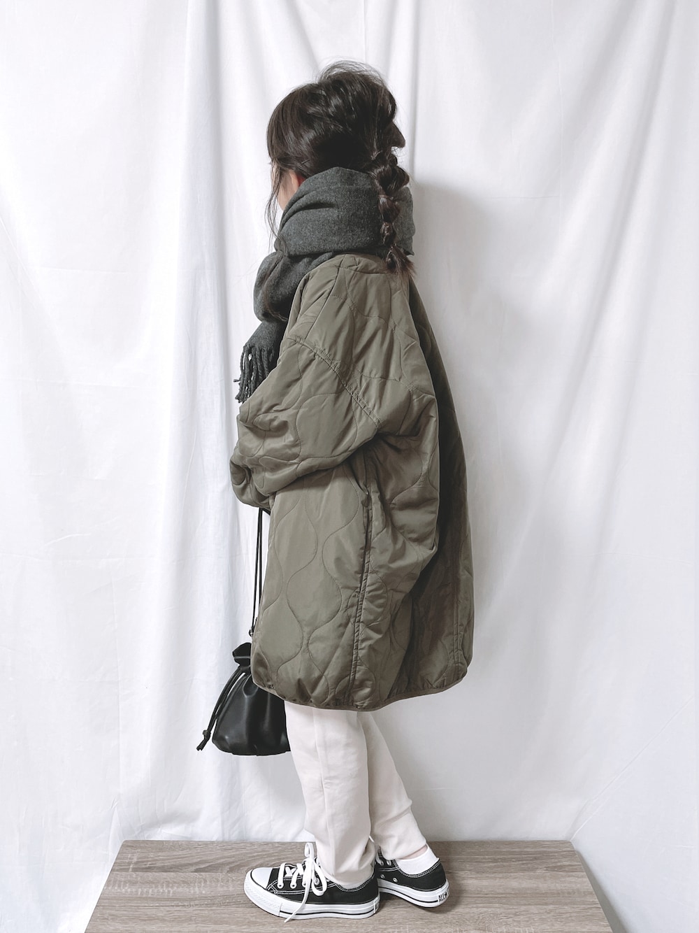「スウェットパンツ、ワントーンコーデ、LOWRYS FARM、UNIQLO、冬コーデ、スニーカーコーデ、マフラーぐるぐる、巾着バッグ、白パンツ、キルティングジャケット、ホワイトコーデ、ビッグシルエット」｜「LOWRYS FARMの３ＷＡＹモッズコート　959146（モッズコート、グリーン系）」を使った、aya＊tomoさん（キッズ・133cm）の冬コーディネートの1枚目の写真