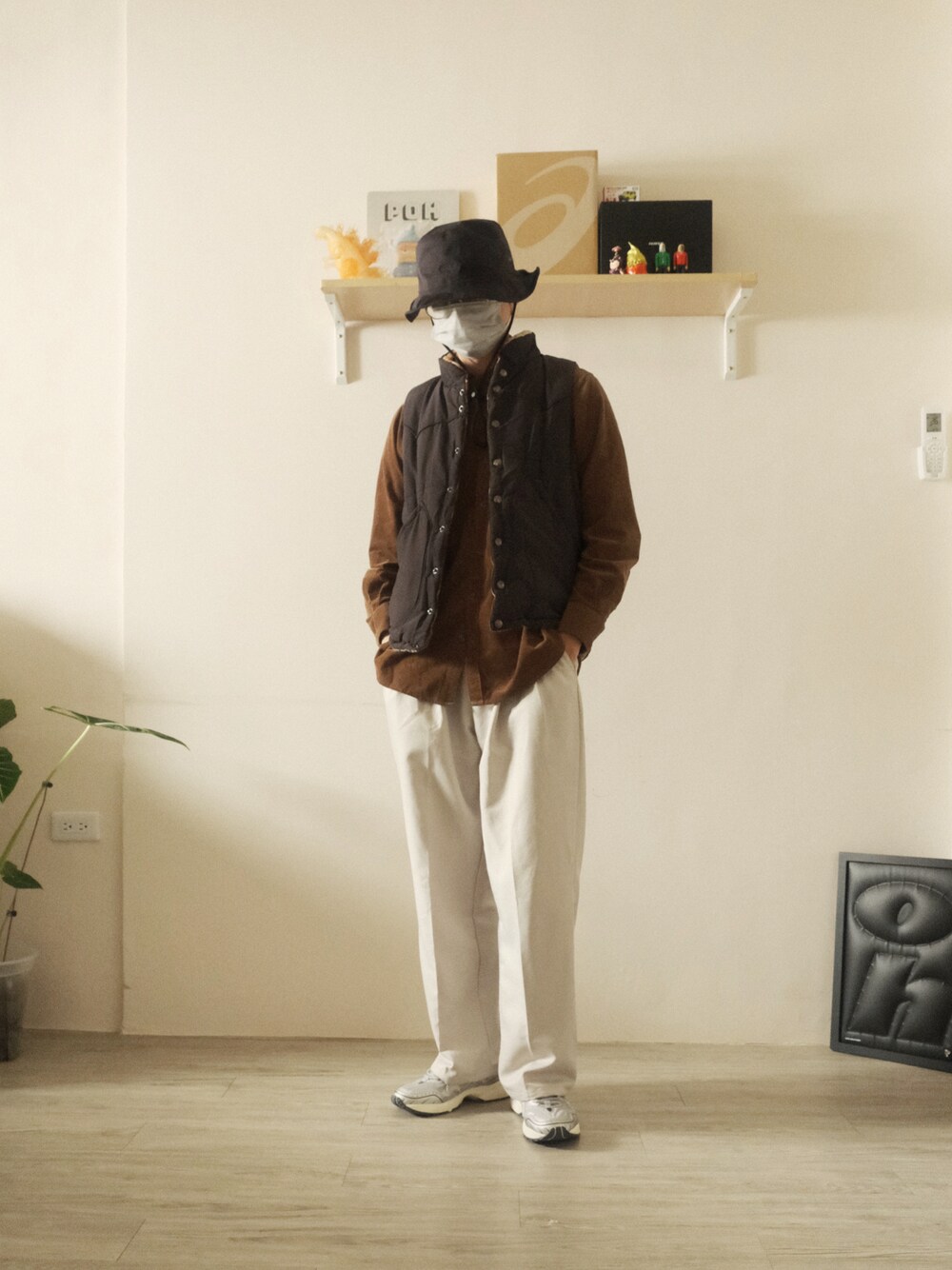 「春コーデ、古着MIX、シンプルコーデ、ゆるコーデ、カジュアルコーデ、春アウター、ジャケット、古着好きな人と繋がりたい、古着コーデ、outfit、古着男子、vintage、asics」｜「ASICS SportStyleのアイテム（シューズ、シルバー系）」を使った、Kennyさん（メンズ・169cm）の春コーディネートの1枚目の写真