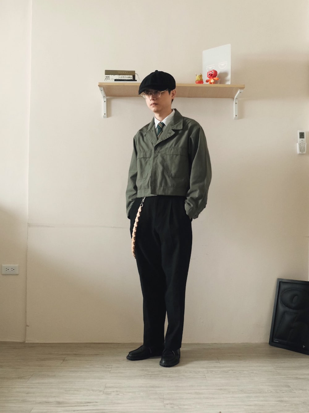 「今日のコーデ、シンプルコーデ、夏コーデ、カジュアルコーデ、おしゃれさんと繋がりたい、低身長、UNIQLO、夏、古着MIX、古着、古着好きな人と繋がりたい、古着男子」｜「UNIQLOの錐形打摺休閒長褲，最近UQ非聯名最強褲子單品（チノパンツ、ブラック系）」を使った、Kennyさん（メンズ・169cm）の春コーディネートの1枚目の写真