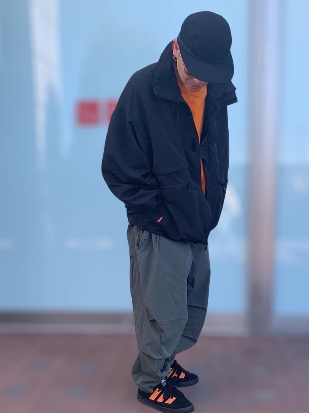 「春、黒、今日のコーデ、春夏コーデ、キャップ、タクティカルジャケット、Tシャツ、バルーンパンツ、スニーカー、アディダス、adidas、TIGHTBOOTHPRODUCTION」｜「TIGHTBOOTHのアイテム（ブルゾン、ブラック系）」を使った、hososhinblogさん（メンズ・177cm）の春コーディネートの1枚目の写真
