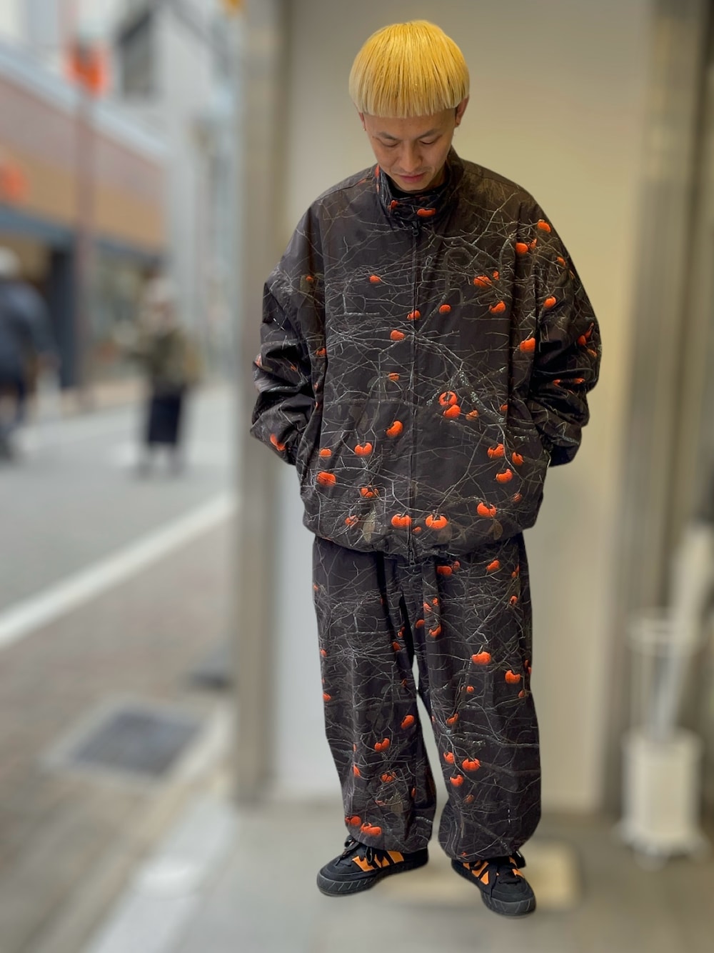 「ストリート、メンズファッション、春、セットアップ、スニーカー、TIGHTBOOTHPRODUCTION、adidas」｜「TIGHTBOOTH PRODUCTIONのアイテム（ジャケット/アウター、ブラック系）」を使った、hososhinblogさん（メンズ・177cm）の春コーディネートの1枚目の写真