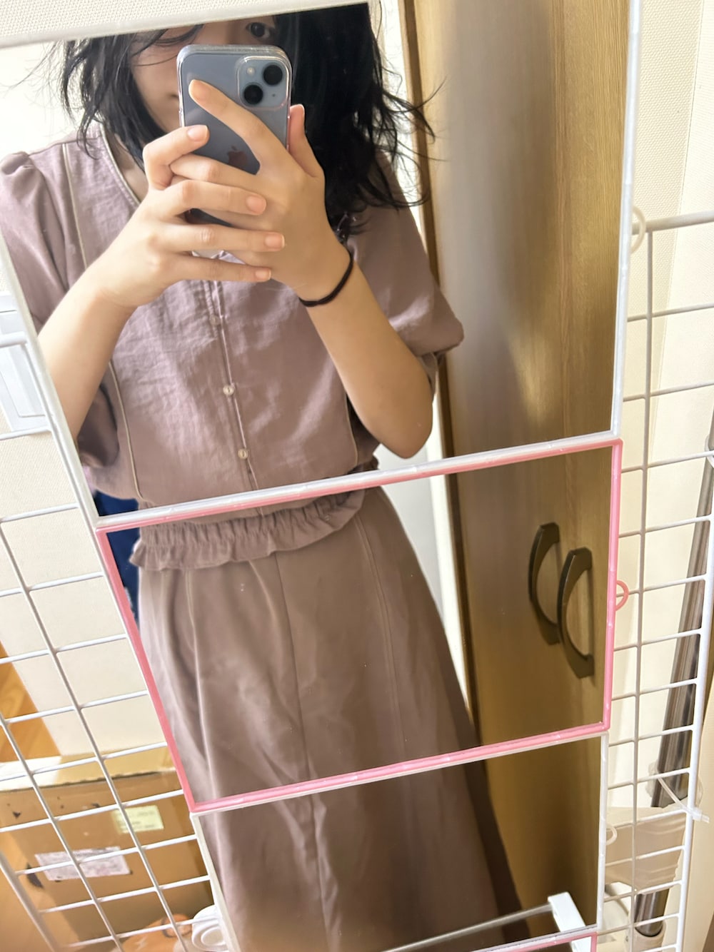 「ほめられ本命コーデ、くすみピンク、くすみカラー、くすみカラーコーデ、セットアップ風、キャミワンピース、レイヤードスタイル、バレンタイン、チョコ色に染まれ、失恋ショコラティエ、20代」｜「しまむらのアイテム（トップス、ピンク系）」を使った、サンサン太陽の下さん（レディース・166cm）の冬コーディネートの1枚目の写真