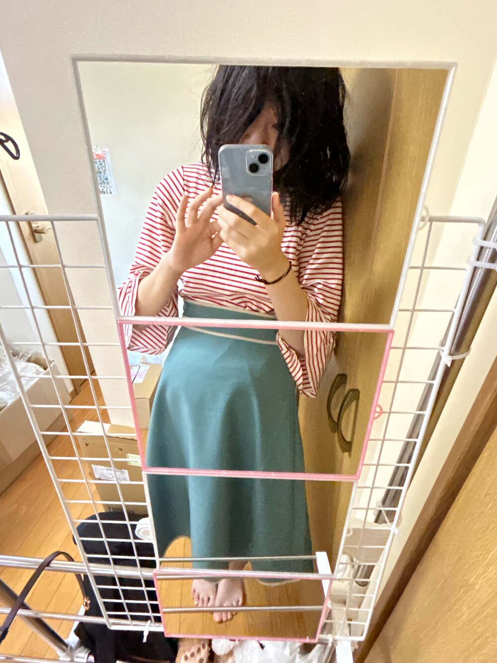 「赤ボーダー、ブルーグリーン、スカート、スカートコーデ、カジュアル、ハニーズ、ブックオフ、ほめられ本命コーデ、お洒落さんとつながりたい、20代、20歳、20代コーデ」｜「ブックオフのアイテム（トップス、レッド系）」を使った、サンサン太陽の下さん（レディース・166cm）の冬コーディネートの1枚目の写真
