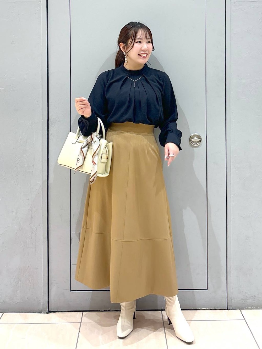 「Andemiu、ブラウス、スカート、リング、バッグ、スカーフ、ブーツ、秋コーデ、秋冬新作、秋服準備はじめました、アンドエスティ秋コーデ、体型カバー、着痩せ・細見え、きれいめ、休日コーデ」｜「Andemiuのストレッチヒールブーツ140222（ブーツ、ホワイト系）」を使った、andemiu_haru🐰さん（レディース・162cm）の秋コーディネートの1枚目の写真