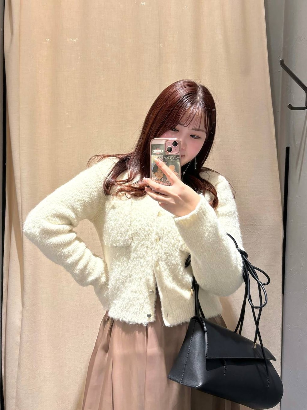 「体型カバー、イヤリング、バッグ、着痩せ・細見え、きれいめ、休日コーデ、デート/ロマンティック、高身長、女子ウケ、モテ、フェミニン、Andemiu、ニット、カーディガン、スカート」｜「Andemiuのオーガンジータックフレアスカート150587（スカート、ブラウン系）」を使った、andemiu_haru🐰さん（レディース・162cm）の冬コーディネートの1枚目の写真