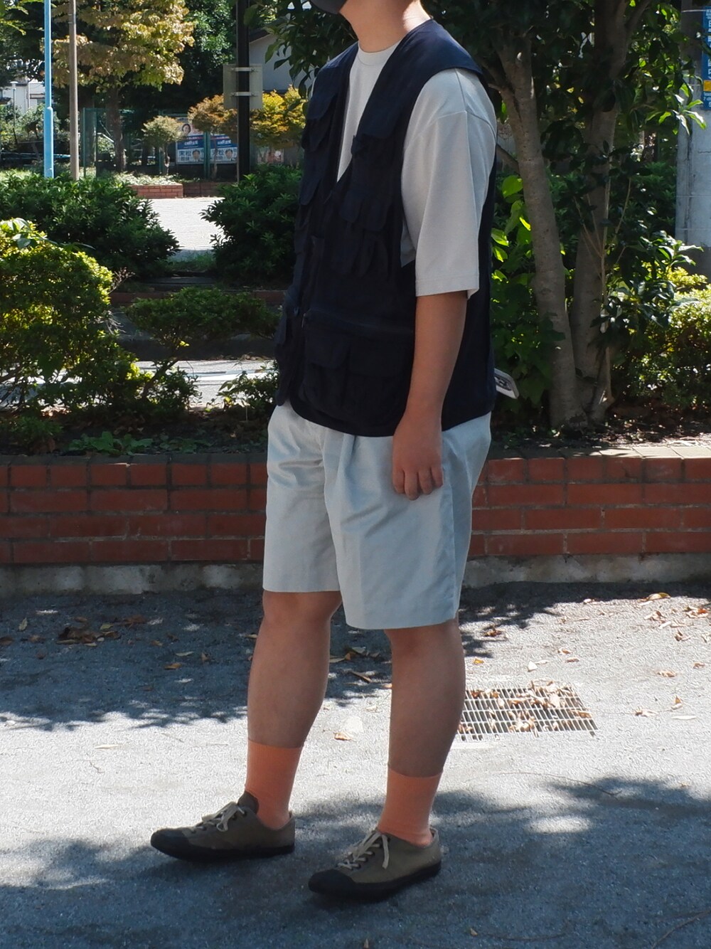 「休日スタイル、おしゃれさんと繋がりたい、オーバーサイズ、シンプル、古着MIX、タックイン、キレイめ、秋服、ハーフパンツ、秋服コーデ、今日のコーデ、ショートパンツ、夏、ラクチンコーデ」｜「ADAM ET ROPE'のユーティリティ ルーズ ベスト/レイヤード（ベスト、ブルー系）」を使った、ともさん（メンズ・181cm）の秋コーディネートの1枚目の写真