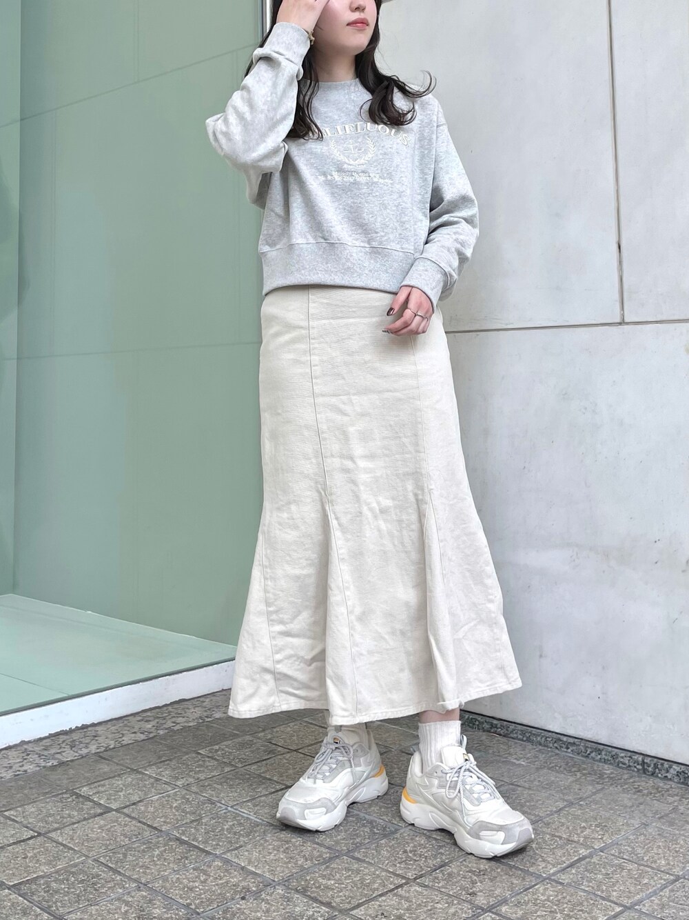 「大人カジュアル、春コーデ、休日スタイル、お出かけコーデ、スカートスタイル、マーメイドスカート、スウェットコーデ、デニムスカート、スニーカー、スニーカーコーデ、レイカズン(Ray Cassin)」｜「RAY CASSINの刺繍ショートスウェットプルオーバー（スウェット、グレー系）」を使った、NAGIさん（レディース・165cm）の冬コーディネートの1枚目の写真