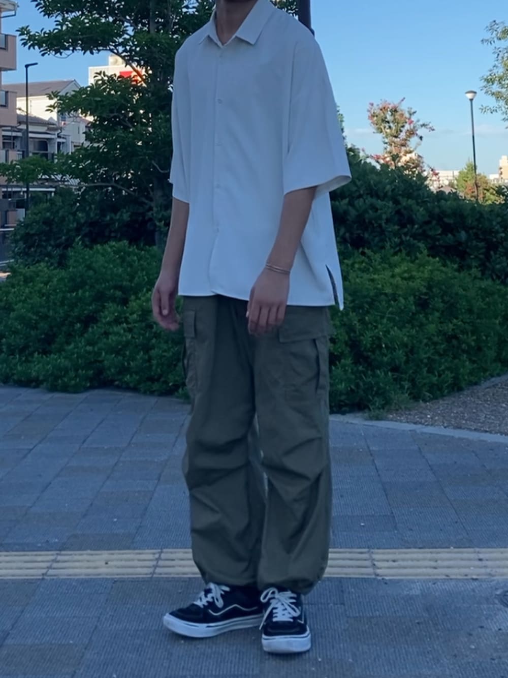 「夏コーデ、相互フォロー」｜「Loose/ルースのドレープトロミ ルーズシャツ（シャツ/ブラウス、ホワイト系）」を使った、kokokararaさん（メンズ・174cm）の秋コーディネートの1枚目の写真