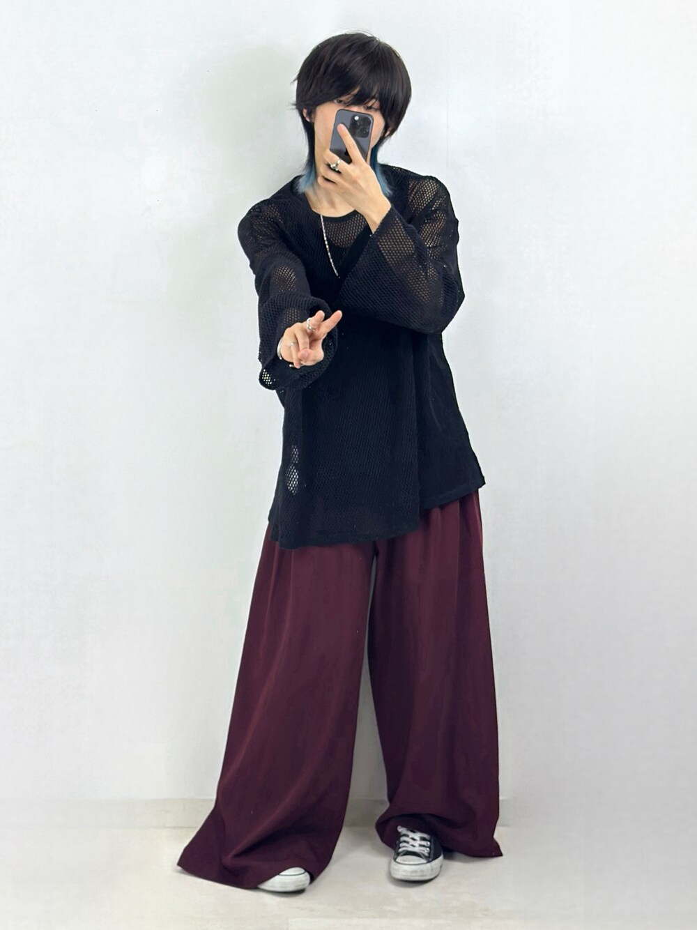 「冬を彩る色いろコーデ、赤、お出かけコーデ、プチプラ、ワイドパンツ、ストリート、レイヤードスタイル、WEARyouthコーデ、休日スタイル、スニーカー、スラックス、デートコーデ、チョコ色に染まれ、春コーデ、シンフルコーデ」｜「Utusiyoのmesh long sleeve  澆薄（Tシャツ/カットソー、ブラック系）」を使った、SV / えすぶいさん（メンズ・173cm）の冬コーディネートの1枚目の写真