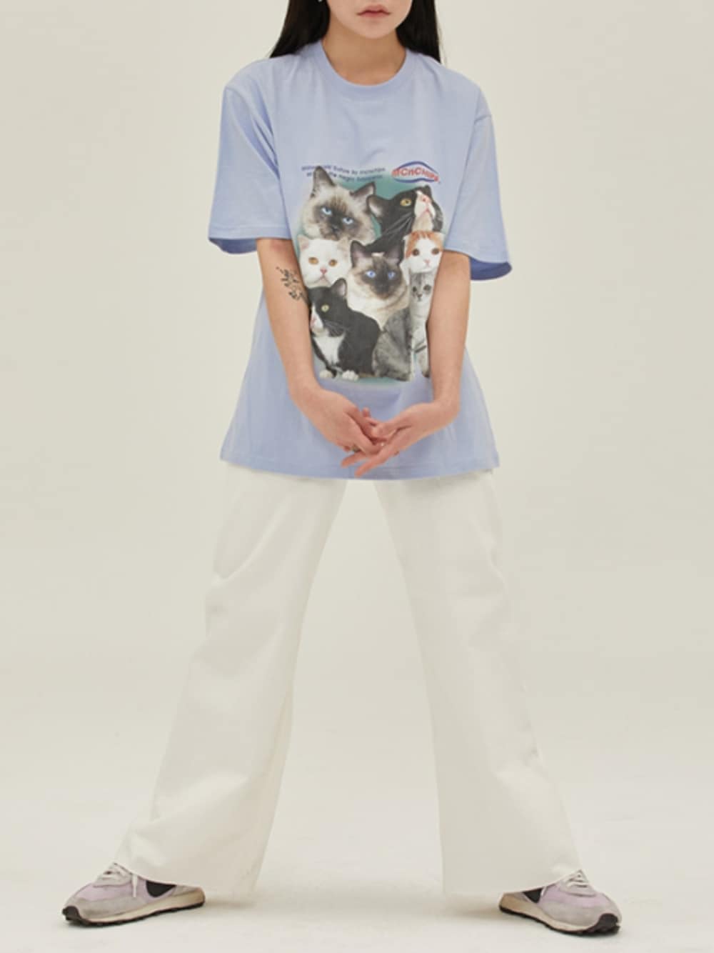 「韓国ファッション、韓国ブランド、韓国好きな人と繋がりたい、mcnchips、ユニセックス、Tシャツ、猫、ストリート、スニーカーコーデ」｜「MCnCHIPsのアイテム（Tシャツ/カットソー、ブルー系）」を使った、アインツさん（レディース・165cm）の春コーディネートの1枚目の写真