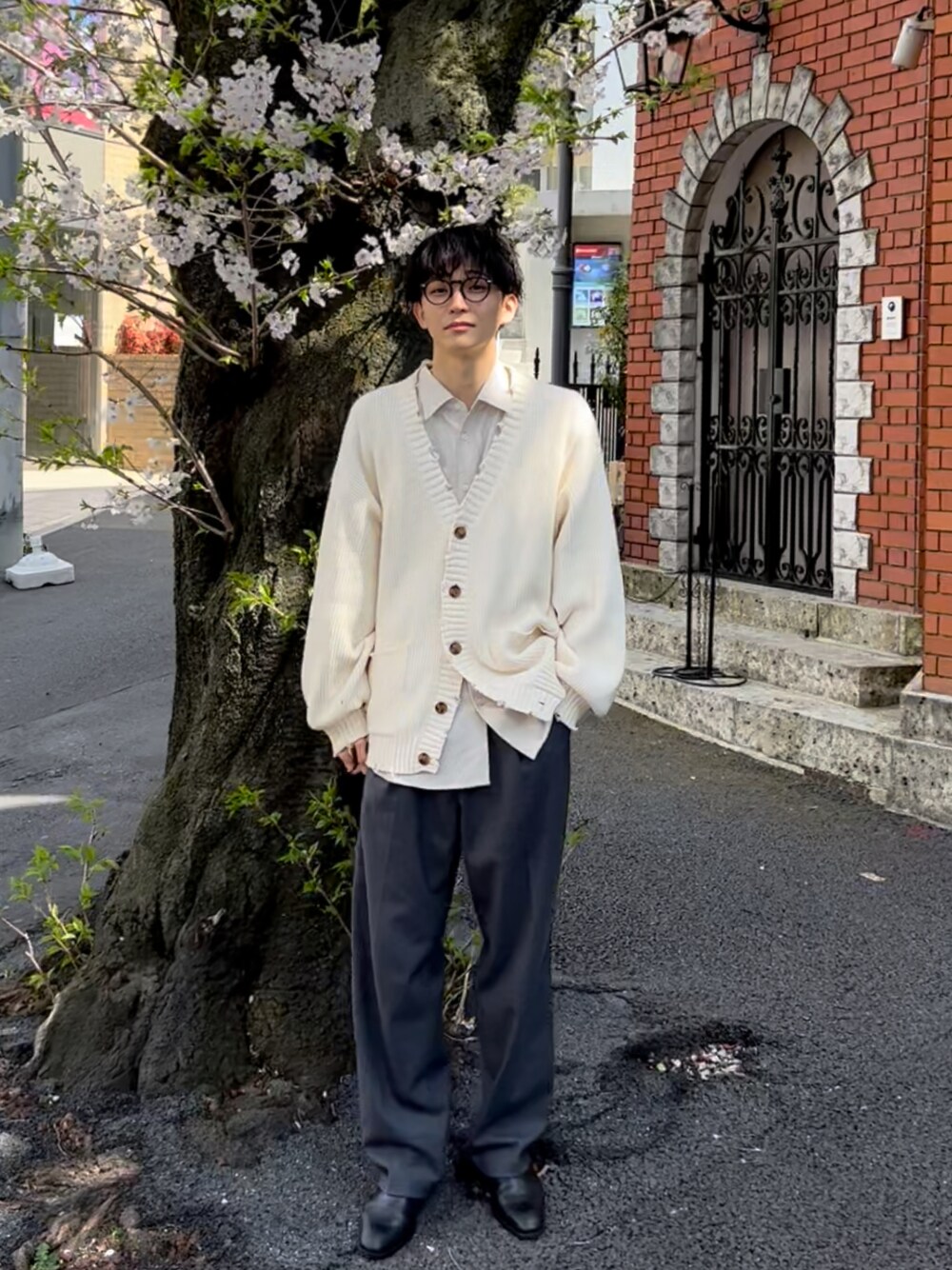 「春コーデ、シンプルコーデ、おしゃれさんと繋がりたい、ゆるコーデ、休日スタイル、カーディガン、カーディガンコーデ」｜「DISCOATのアイテム（シャツ/ブラウス、ベージュ系）」を使った、kentoymmtさん（メンズ・178cm）の春コーディネートの1枚目の写真