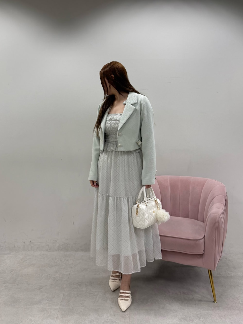 グリーン系のワンピース、グリーン系のテーラードジャケット、ホワイト系のボストンバッグを着用したレディースの春コーディネートの1枚目の写真