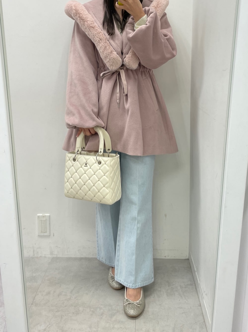「おでかけコーデ、パンツスタイル、冬服、休日コーデ、おしゃれさんと繋がりたい、大人カジュアル、冬のコーデ、大人可愛い、one after another NICE CLAUP、ショルダーバッグ」｜「one after another NICE CLAUPのキルティングビジューミニバッグ（ハンドバッグ、ホワイト系）」を使った、marikoさん（レディース・162cm）の冬コーディネートの1枚目の写真
