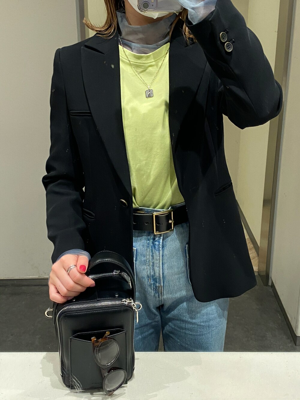 「春コーデ、休日スタイル、大人カジュアル、春色、ジャケット、デニム、ブラック、差し色、シースルー、レイヤードスタイル、春アウター、Tシャツ、春服みてみて、シルバーアクセサリー、パンツスタイル」｜「JUEMIのアイテム（ネックレス、シルバー系）」を使った、miyu kaneko さん（レディース・160cm）の春コーディネートの1枚目の写真