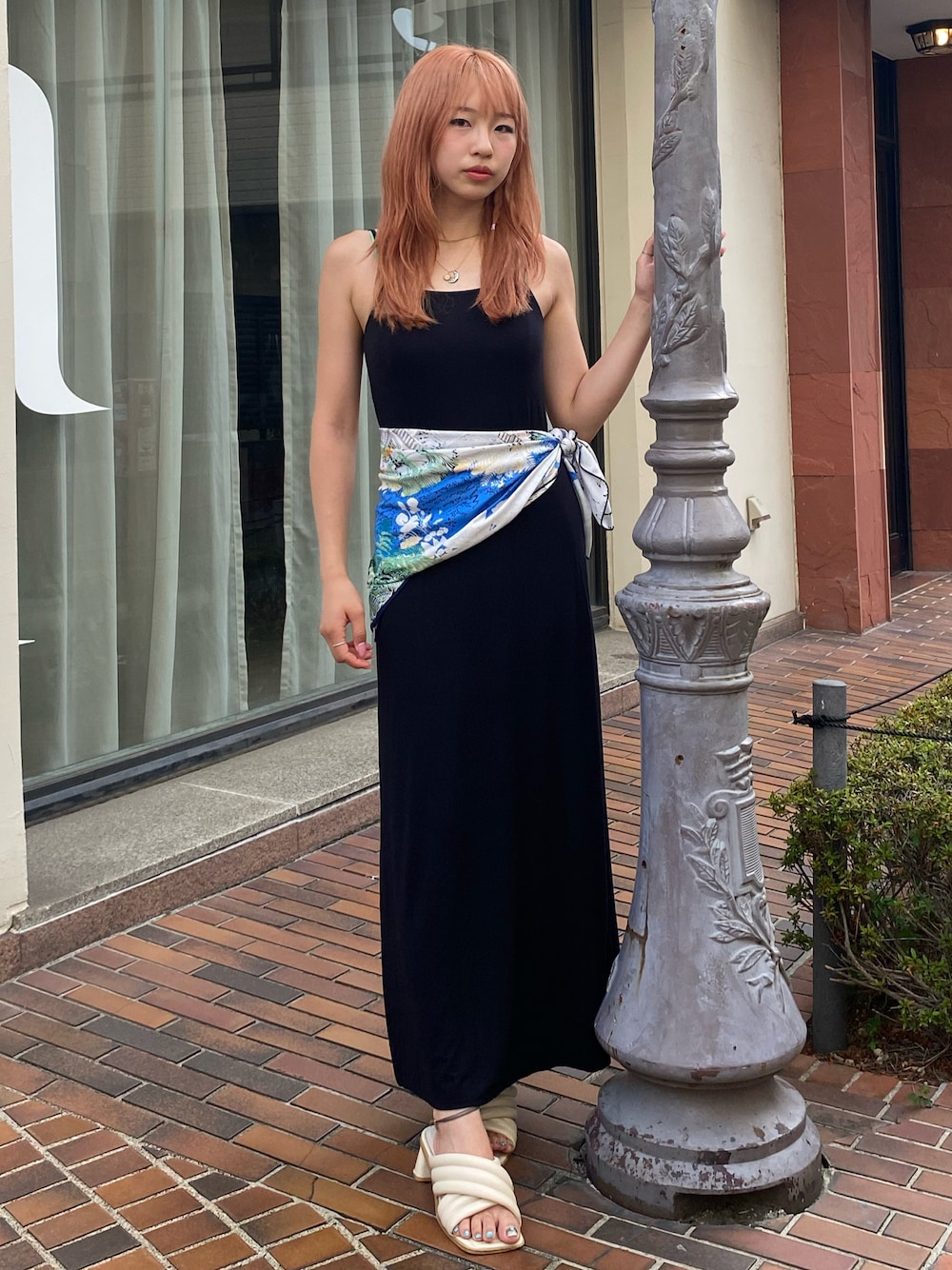 「ワンピース、ロングワンピース、ブラック、サンダル、夏コーデ、レイヤードスタイル、お出かけコーデ、スカーフ、シンプルコーデ、キャミワンピ、大人コーデ、きれいめカジュアル、アツいコーデ全部見せ」｜「e/rmの【e/rm】カップツキキャミワンピース（ワンピース、ブラック系）」を使った、miyu kaneko さん（骨格ストレート・レディース・160cm）の夏コーディネートの1枚目の写真