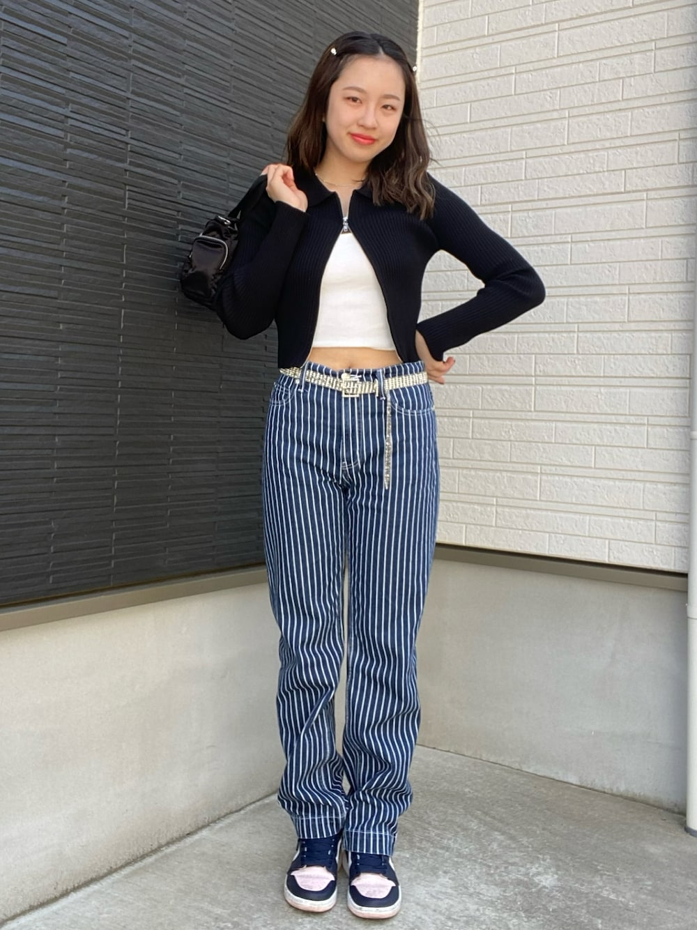 「お出かけコーデ、ストライプパンツ、ストライプ、デニム、デニムパンツ、ストレートデニム、スニーカー、キャミソール、y2k、ハンドバッグ、カジュアルコーデ、春コーデ、春夏コーデ、クロップドトップス、スニーカーコーデ」｜「LAGUA GEMのTHICK HICKORY STRAIGHT DENIM（デニムパンツ、ブルー系）」を使った、miyu kaneko さん（骨格ストレート・レディース・160cm）の春コーディネートの1枚目の写真