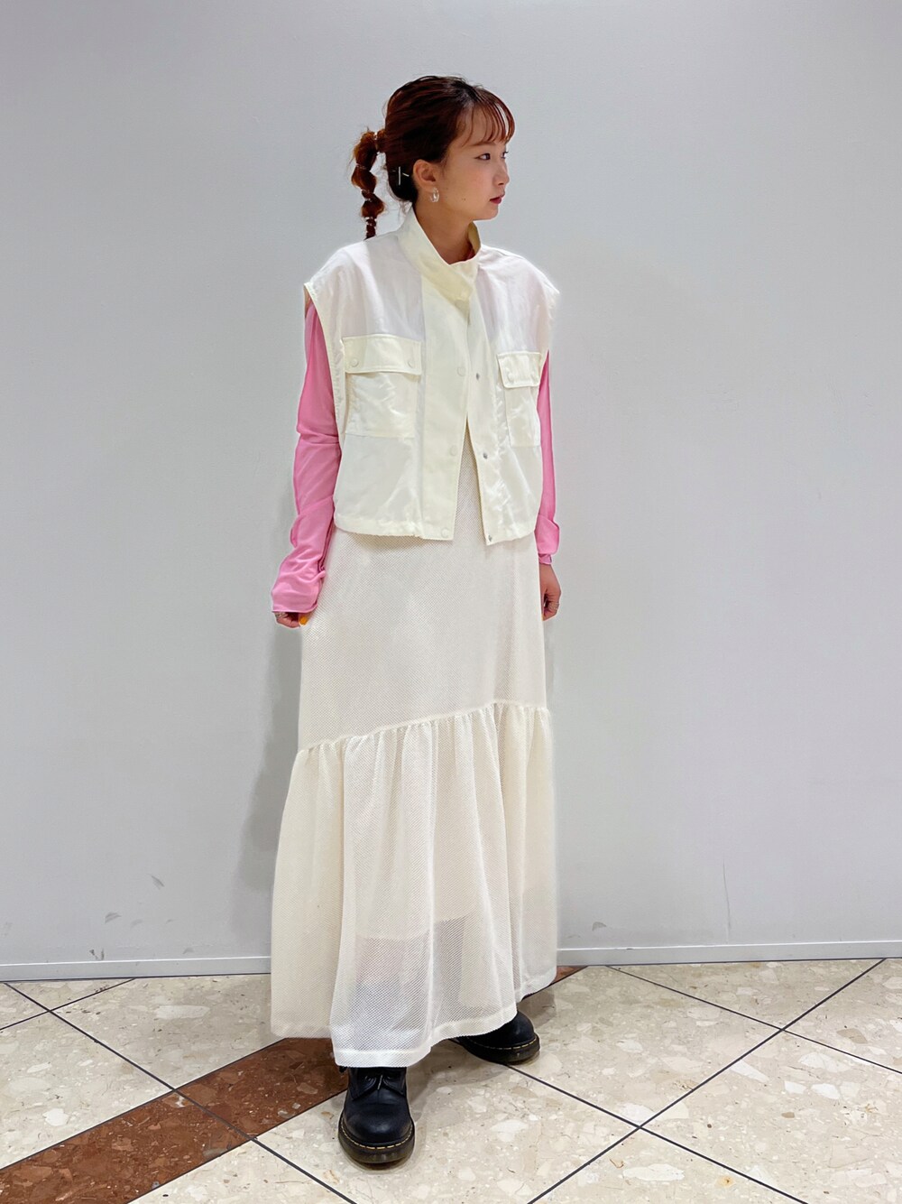 「w closetのハイネックショート丈ミリタリーベスト（ベスト、ホワイト系）」を使った、なつみさん（レディース・159cm）の春コーディネートの1枚目の写真