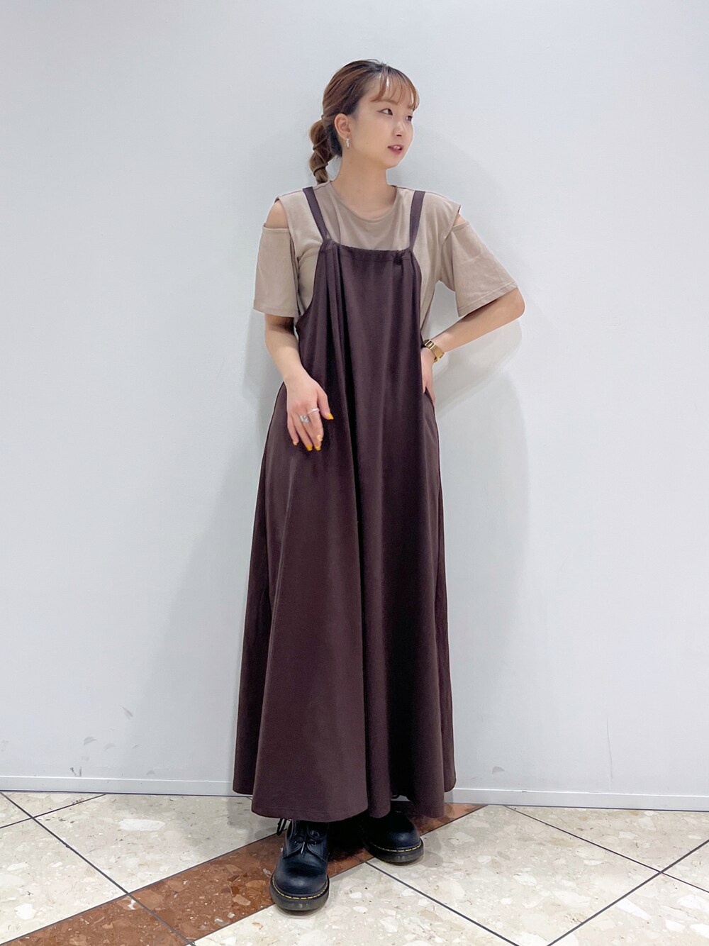 「w closetの【マルチウェイ】袖カットTOPS×ホルターネックキャミワンピースSET（ワンピース、ブラウン系）」を使った、なつみさん（レディース・159cm）の春コーディネートの1枚目の写真