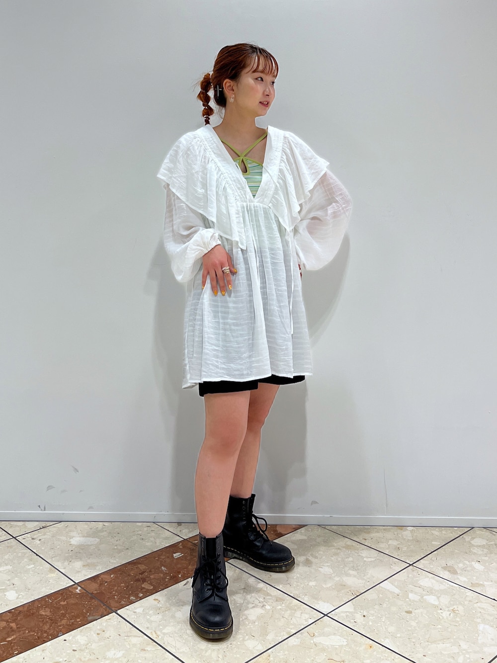 「w closetのリボンフリルチュニック（シャツ/ブラウス、ホワイト系）」を使った、なつみさん（レディース・159cm）の春コーディネートの1枚目の写真