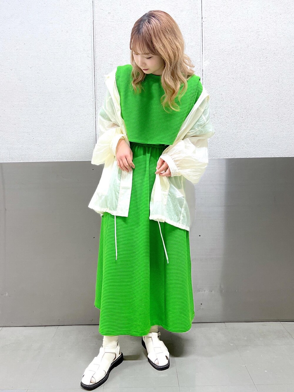 「春コーデ、カジュアル、シンプルコーデ、春夏コーデ、着回しコーデ、ワンピース」｜「w closetのフェイクレイヤード半袖ワンピース（ワンピース、グリーン系）」を使った、なつみさん（レディース・159cm）の春コーディネートの1枚目の写真