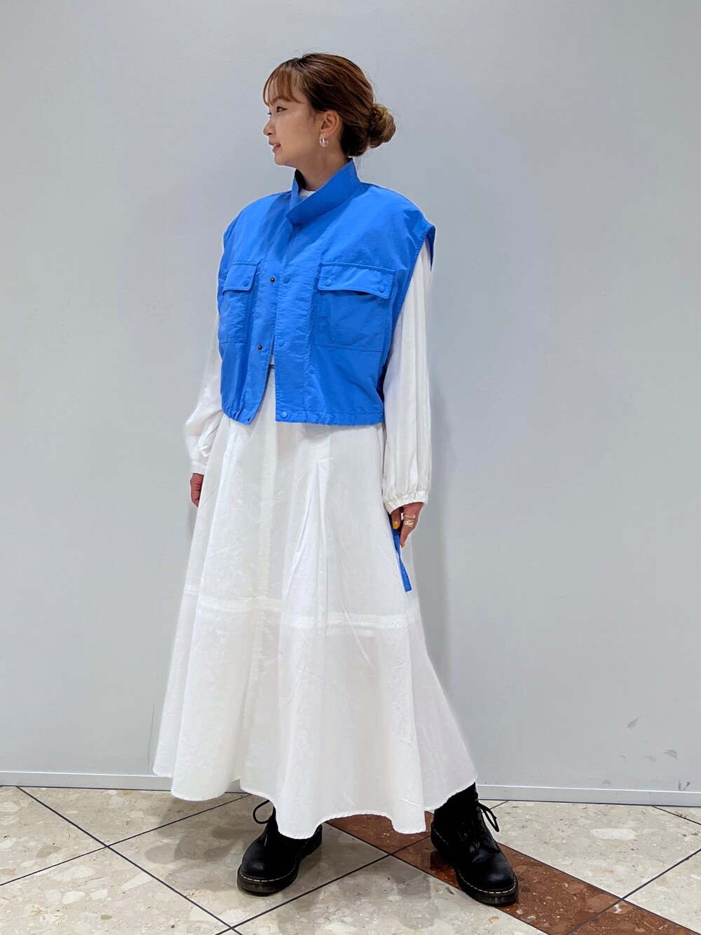 「w closetのハイネックショート丈ミリタリーベスト（ベスト、ブルー系）」を使った、なつみさん（レディース・159cm）の春コーディネートの1枚目の写真