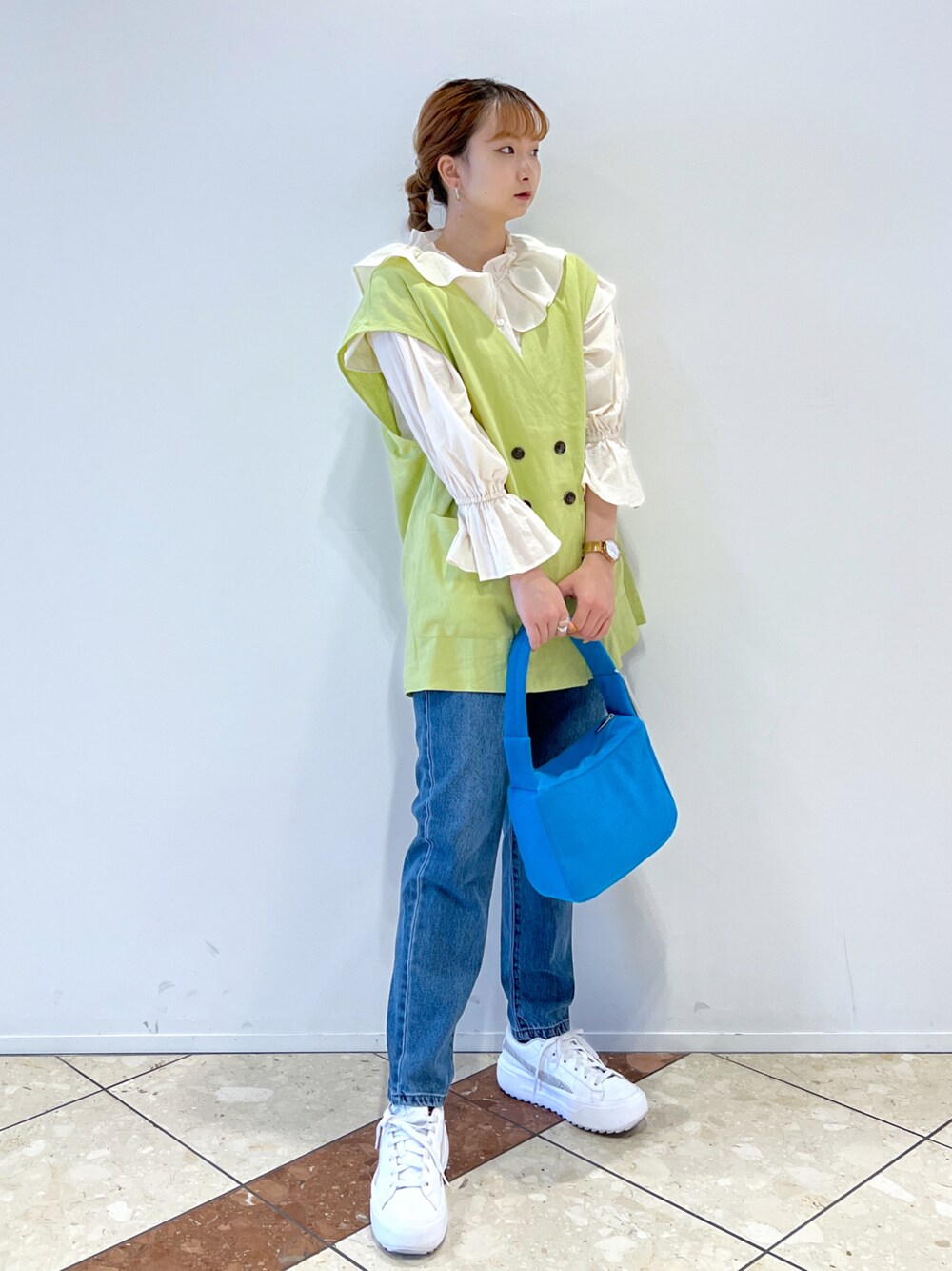 「w closetのフリルショート丈ブラウス（シャツ/ブラウス、ホワイト系）」を使った、なつみさん（レディース・159cm）の春コーディネートの1枚目の写真