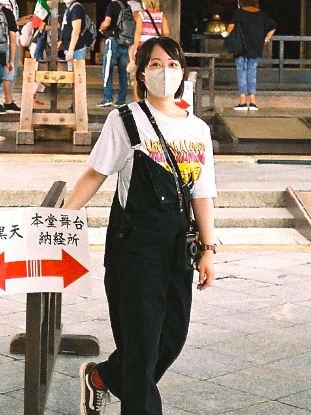 「バンドT、オーバーオール」｜「MAN WITH A MISSIONのアイテム（Tシャツ/カットソー、グレー系）」を使った、にまめさん（レディース・149cm）の秋コーディネートの1枚目の写真