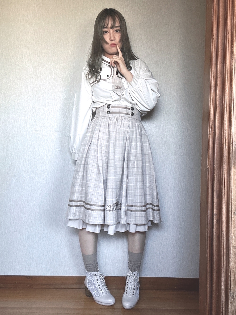 「秋っぽコーデ更新中、チェック、デートコーデ、おでかけコーデ、ベージュ」｜「axes femmeのハイウエストチェック柄スカート（スカート、ベージュ系）」を使った、すずらんさん（骨格ウェーブ・レディース・162cm）の秋コーディネートの1枚目の写真