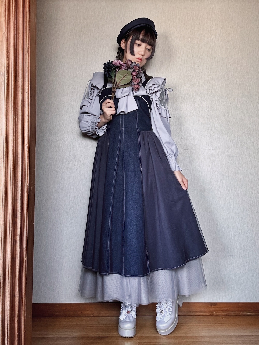 「ネイビー、ブルーグレー、フェミニンコーデ、ガーリーコーデ、デートコーデ、お出かけコーデ、休日コーデ、春めき満開コーデ」｜「GAL FITのアイテム（ジャンパースカート、ブルー系）」を使った、すずらんさん（骨格ウェーブ・レディース・162cm）の春コーディネートの1枚目の写真