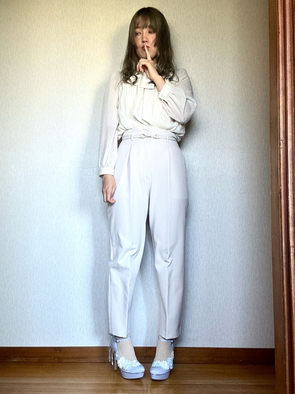 「ホワイトコーデ」｜「tocco closetのアイテム（シャツ/ブラウス、ベージュ系）」を使った、すずらんさん（骨格ウェーブ・レディース・162cm）の秋コーディネートの1枚目の写真