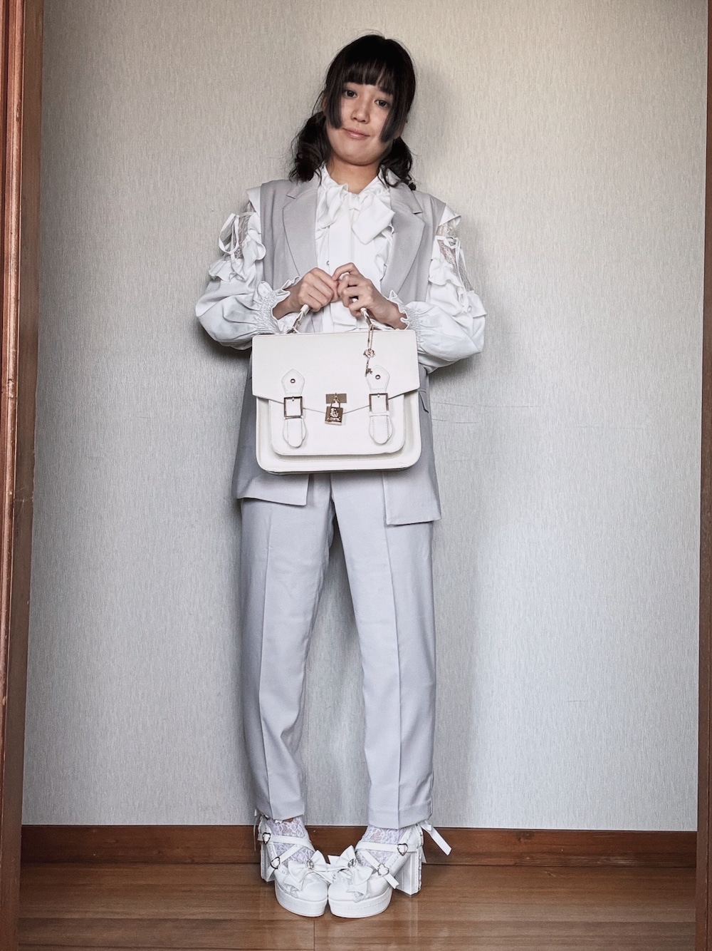 「モードガーリー、フェミニン、Honeys、DearMyLove、LIZLISA、amavel、お出かけコーデ、お仕事コーデ」｜「LIZ LISAのアイテム（パンプス、ホワイト系）」を使った、すずらんさん（骨格ウェーブ・レディース・162cm）の春コーディネートの1枚目の写真