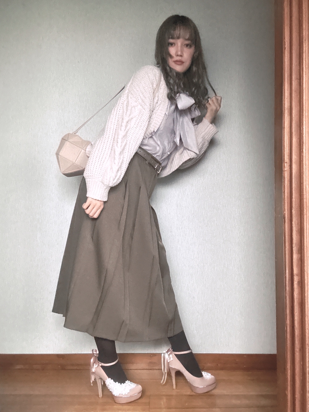 「秋っぽコーデ更新中、休日スタイル、大人かわいい、オトナ女子、ピンク」｜「GUのアイテム（スカート、ブラウン系）」を使った、すずらんさん（骨格ウェーブ・レディース・162cm）の秋コーディネートの1枚目の写真