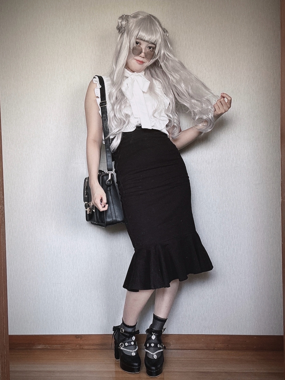 「モード系、モノクロコーデ、サングラススタイル」｜「evelynのアイテム（スカート、ブラック系）」を使った、すずらんさん（骨格ウェーブ・レディース・162cm）の春コーディネートの1枚目の写真