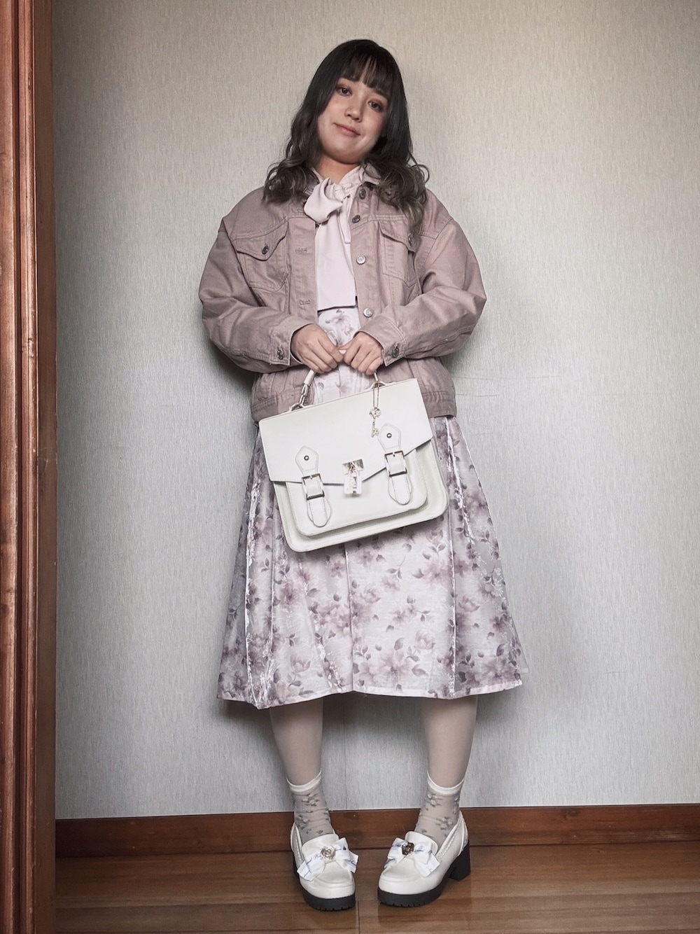 「ピンクコーデ、淡色女子、フェミニンコーデ、ガーリーコーデ、ロマンティックコーデ、上品カジュアル」｜「Amavelのアイテム（バックパック/リュック、ホワイト系）」を使った、すずらんさん（骨格ウェーブ・レディース・162cm）の冬コーディネートの1枚目の写真