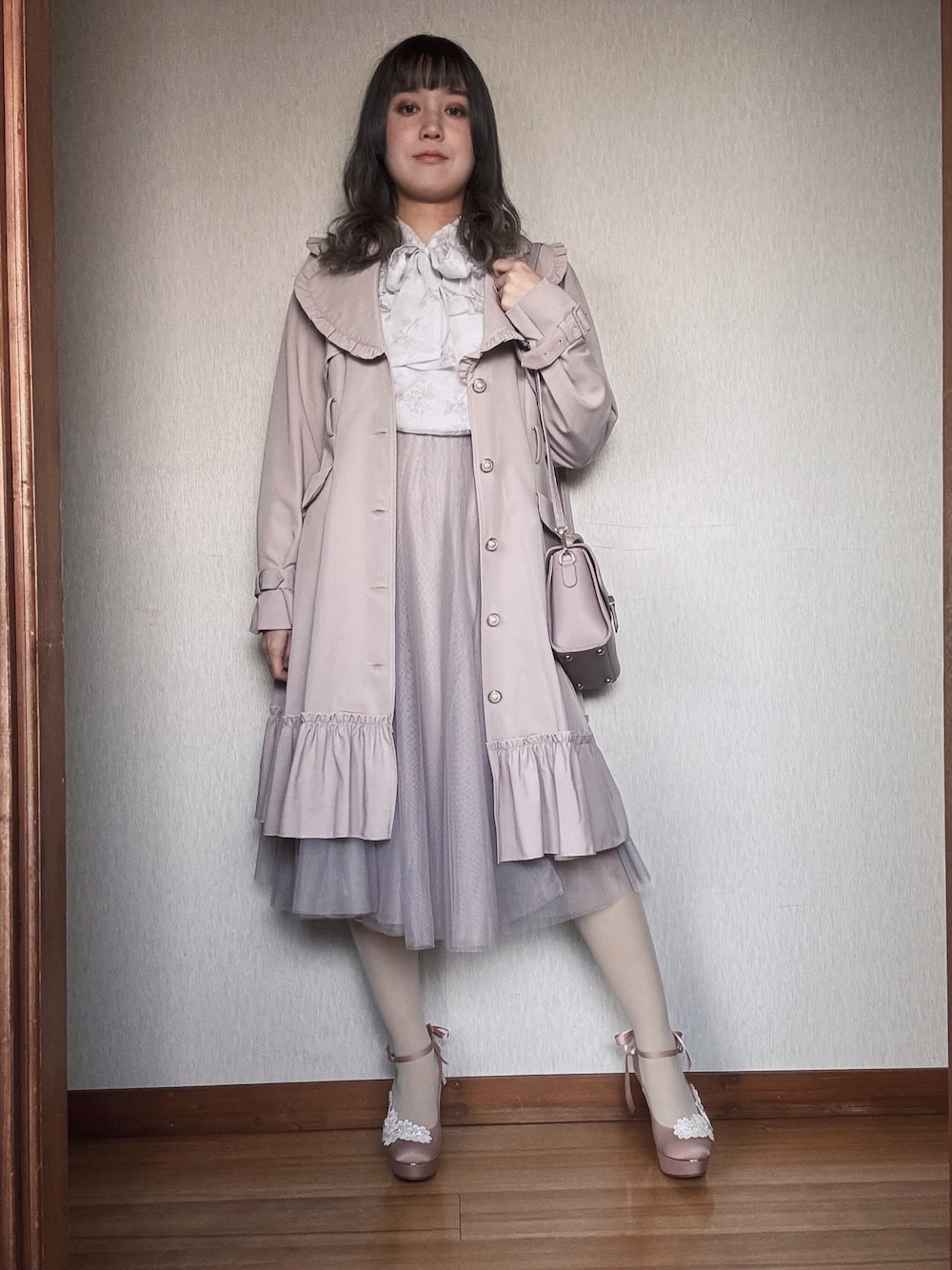 「ピンクコーデ、淡色女子、フェミニンコーデ、ガーリーコーデ、大人ガーリー、春コーデ、ロマンティックコーデ、上品カジュアル」｜「GRLのアイテム（スカート、ピンク系）」を使った、すずらんさん（骨格ウェーブ・レディース・162cm）の冬コーディネートの1枚目の写真