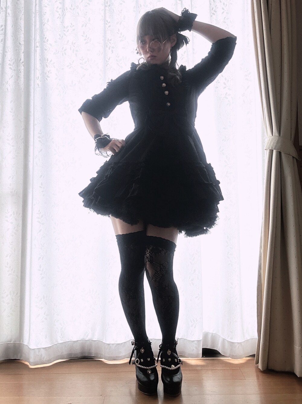 「魔女コーデ、ブラックコーデ」｜「LIZ LISAのアイテム（ワンピース、ブラック系）」を使った、すずらんさん（骨格ウェーブ・レディース・162cm）の秋コーディネートの1枚目の写真