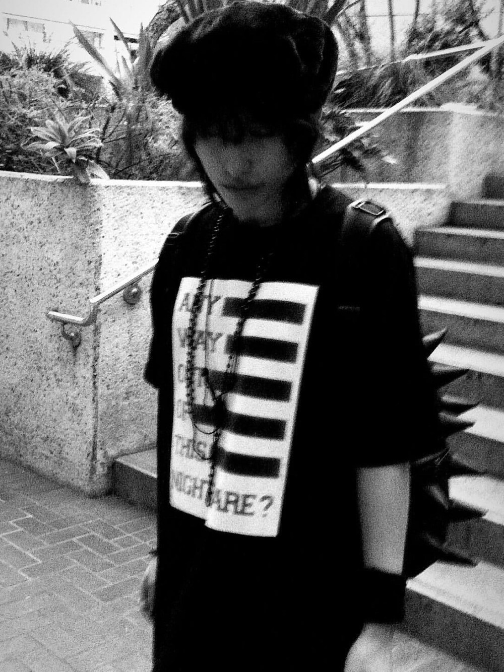 ブラック系のTシャツ/カットソー、ブラック系の帽子を着用したメンズの冬コーディネートの1枚目の写真