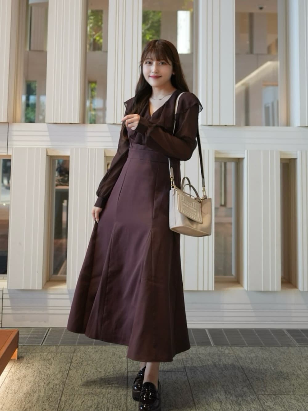 LOUIS VUITTONのショルダーバッグを使った人気ファッション