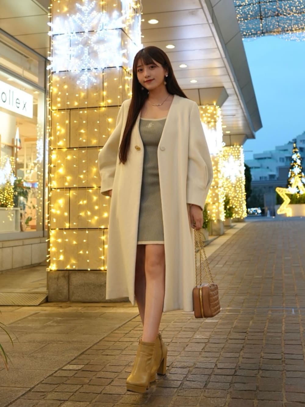 「ロングコート、お出かけコーデ、キレイめ、コート、ワンピース、ショルダーバッグ、ニット、ブーツ、休日スタイル、秋冬コーデ、冬コーデ、イルミネーション、韓国ファッション、きれいめカジュアル、ノーカラーコート」｜「RESEXXYのバイカラーロゴリブニットワンピース（ワンピース、グリーン系）」を使った、きらりさん（骨格ストレート・レディース・164cm）の秋コーディネートの1枚目の写真