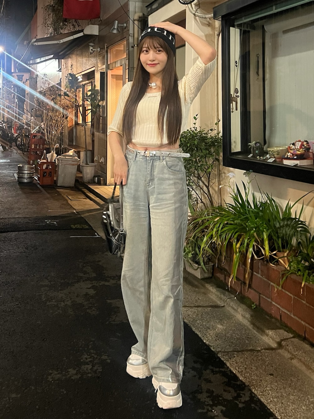 「春めき満開コーデ、デニム、パンツスタイル、春コーデ、休日スタイル、カジュアル、お出かけコーデ、スニーカー、ミニバッグ、韓国ファッション、きれいめカジュアル、カジュアルコーデ、ラフ、ゆるコーデ、スニーカーコーデ」｜「AS KNOW AS PINKYのアイテム（デニムパンツ、ブルー系）」を使った、きらりさん（骨格ストレート・レディース・164cm）の春コーディネートの1枚目の写真