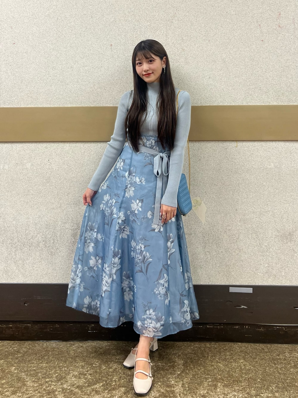 「秋っぽコーデ更新中、大人かわいい、オトナ女子、ootd、秋、キレイめ、ワンピース、秋服コーデ、高身長コーデ、ニット/セーター、ワンマイルウェア、大人ガーリー、プチプラ、きれいめ、お洒落さんとつながりたい」｜「MERCURYDUOのフラワードッキングコルセットワンピース（ワンピース、ブルー系）」を使った、きらりさん（骨格ストレート・レディース・164cm）の秋コーディネートの1枚目の写真