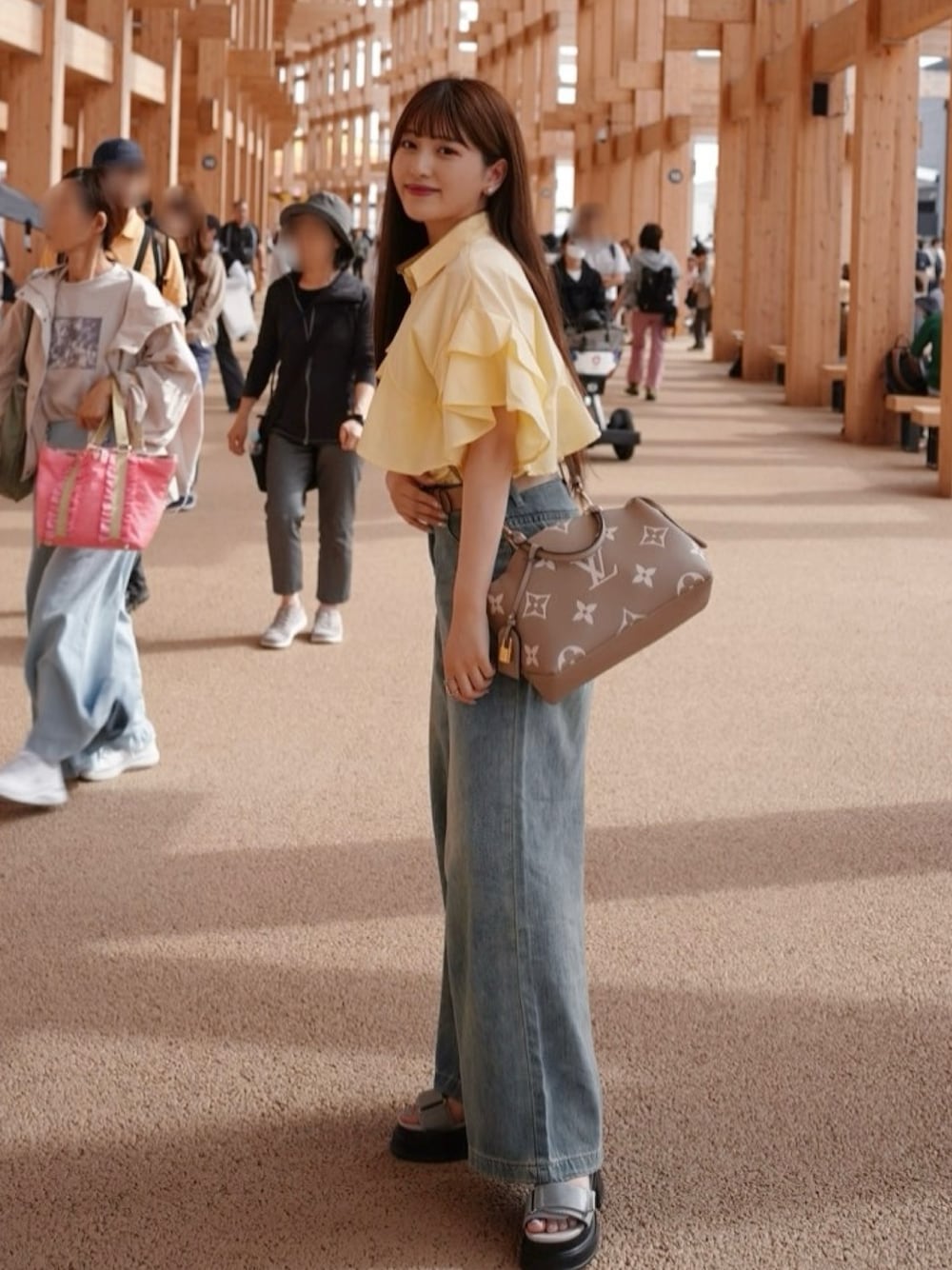 「デニム、デニムパンツ、パンツスタイル、ハンドバッグ、シャツスタイル、お出かけコーデ、休日スタイル、韓国ファッション、きれいめカジュアル、カジュアル、カジュアルコーデ、ショルダーバッグ、ワイドパンツ、大人カジュアル、サンダル」｜「LOUIS VUITTONのアイテム（バッグ、ベージュ系）」を使った、きらりさん（骨格ストレート・レディース・164cm）の春コーディネートの1枚目の写真