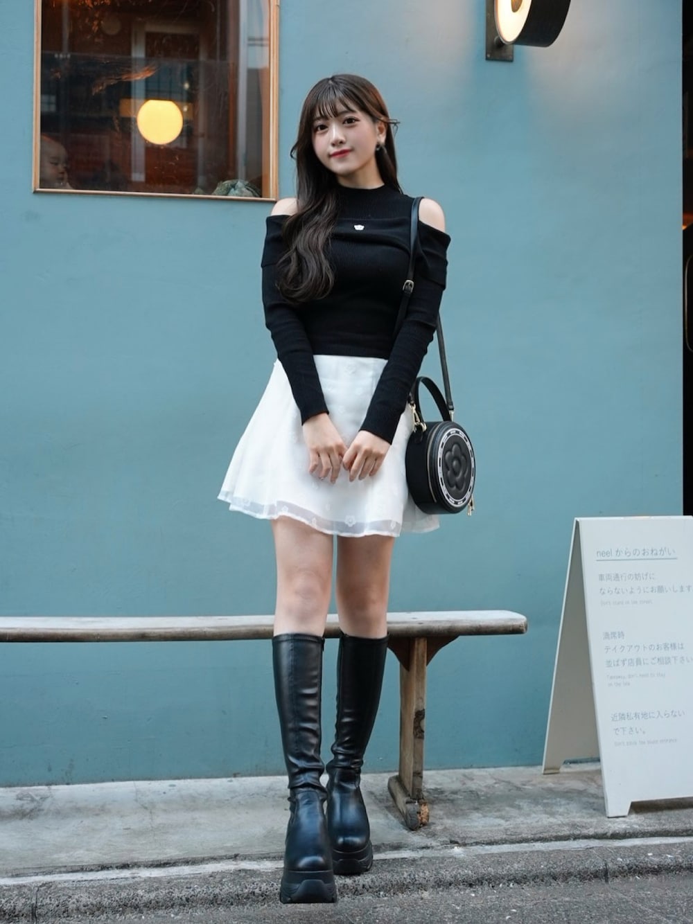 「ミニスカート、ニット、お出かけコーデ、休日スタイル、MARY QUANT、韓国ファッション、ブーツ、ショルダーバッグ、モノトーン、きれいめカジュアル、春コーデ、今日のコーデ、大人ガーリー、レザー、プチプラ」｜「MERCURYDUOの【MARY QUANTコラボ】折返し襟オープンショルダーニット（ニット/セーター、ブラック系）」を使った、きらりさん（骨格ストレート・レディース・164cm）の冬コーディネートの1枚目の写真