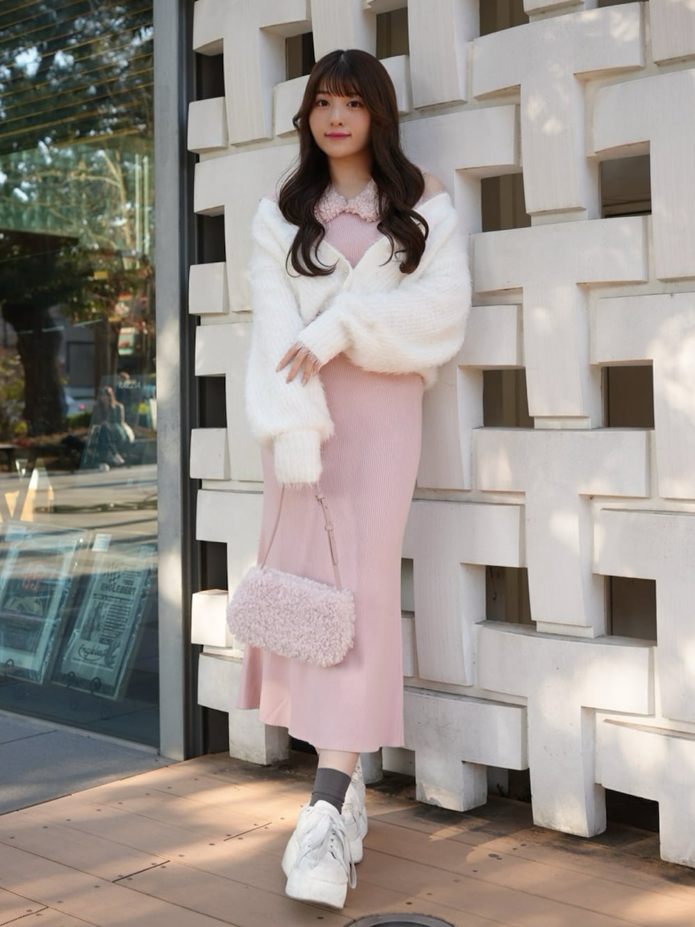 「春色、今日のコーデ、ワンピース、カーディガン、プチプラ、スニーカー、ピンク、韓国ファッション、きれいめカジュアル、休日スタイル、お出かけコーデ、スカート、春コーデ、春服コーデ、ミニバッグ」｜「one after another NICE CLAUPのプラットフォームリボンカスタムスニーカー（スニーカー、ホワイト系）」を使った、きらりさん（骨格ストレート・レディース・164cm）の春コーディネートの1枚目の写真