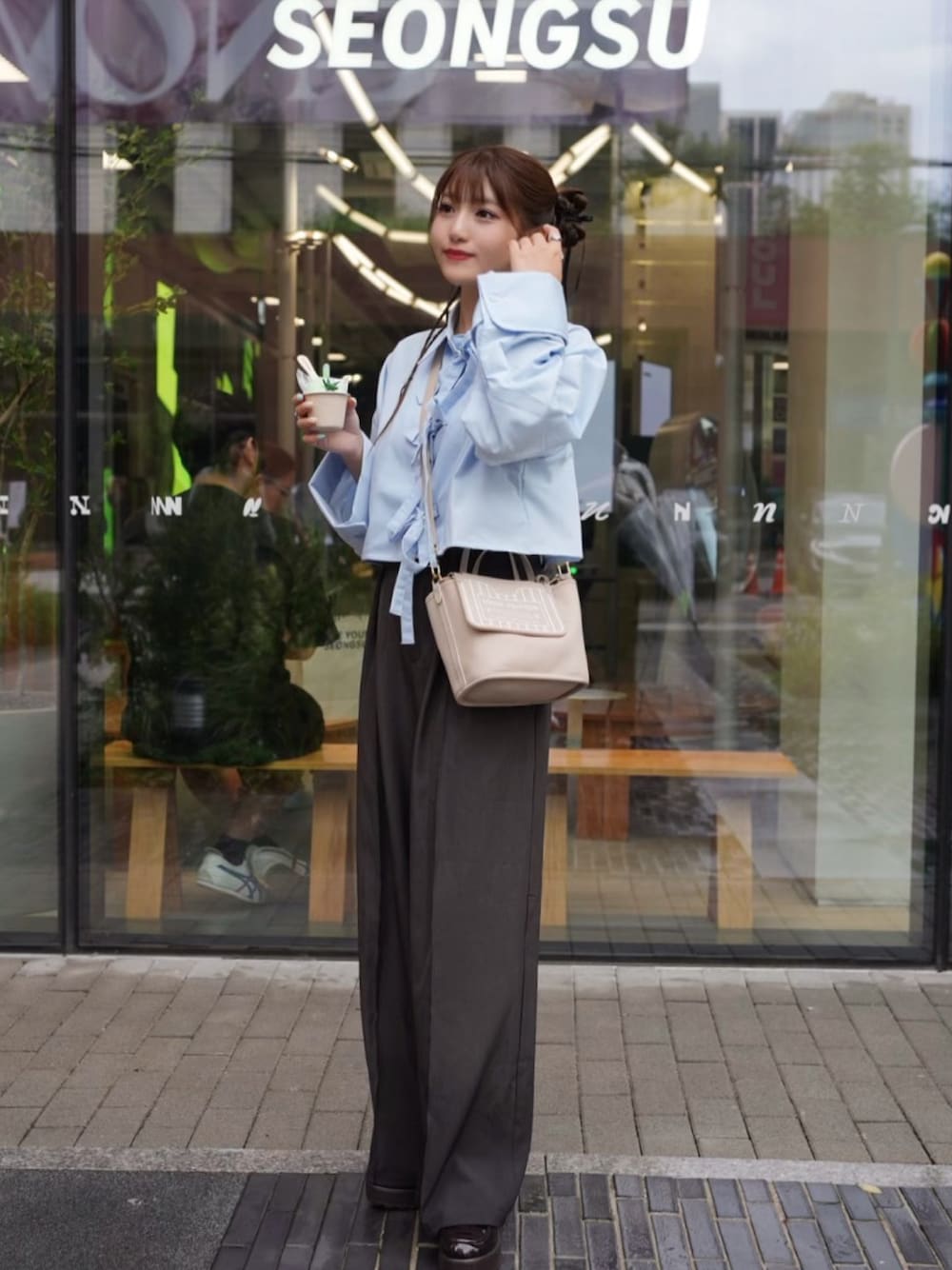 LOUIS VUITTONのショルダーバッグを使った人気ファッション