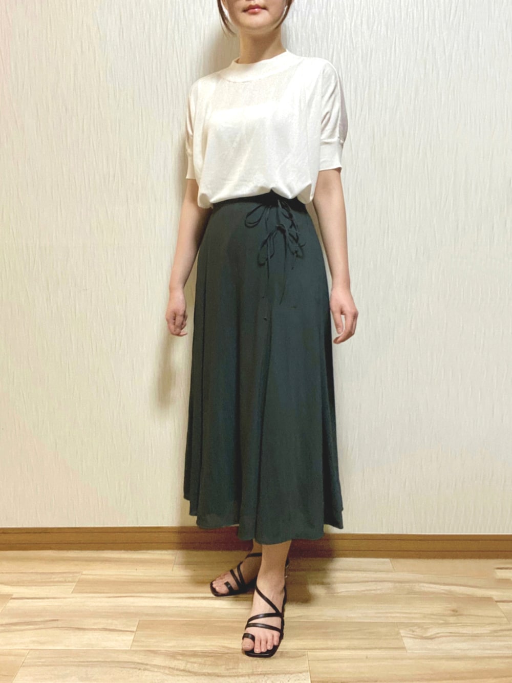 ホワイト系のタンクトップ、ホワイト系のTシャツ/カットソー、グリーン系のスカートを着用したレディースの夏コーディネートの1枚目の写真