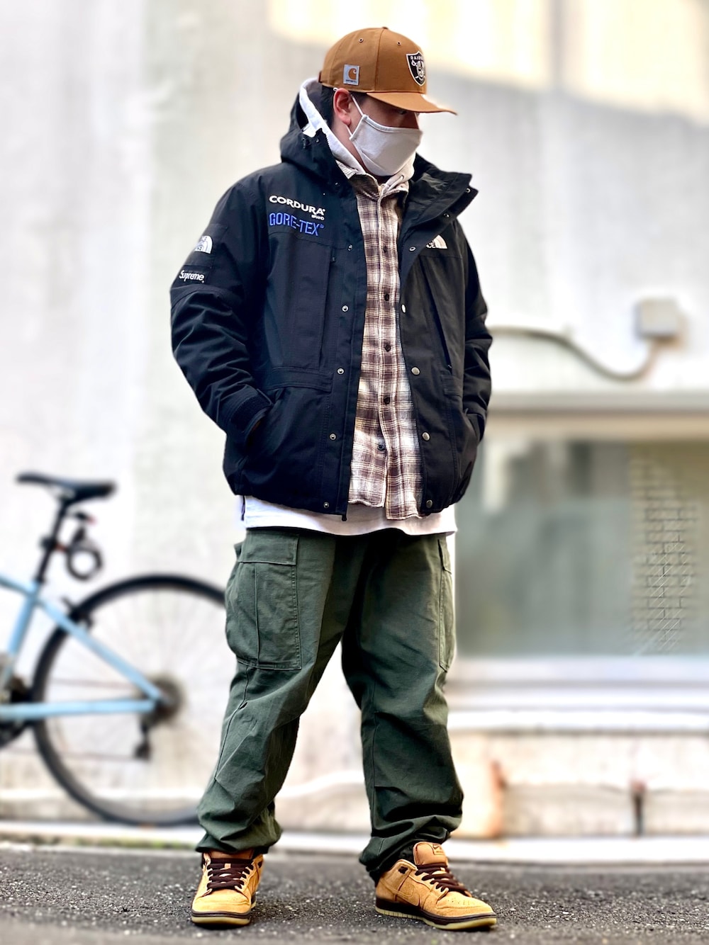 カーゴパンツを使った「Supreme x The North Face」の人気