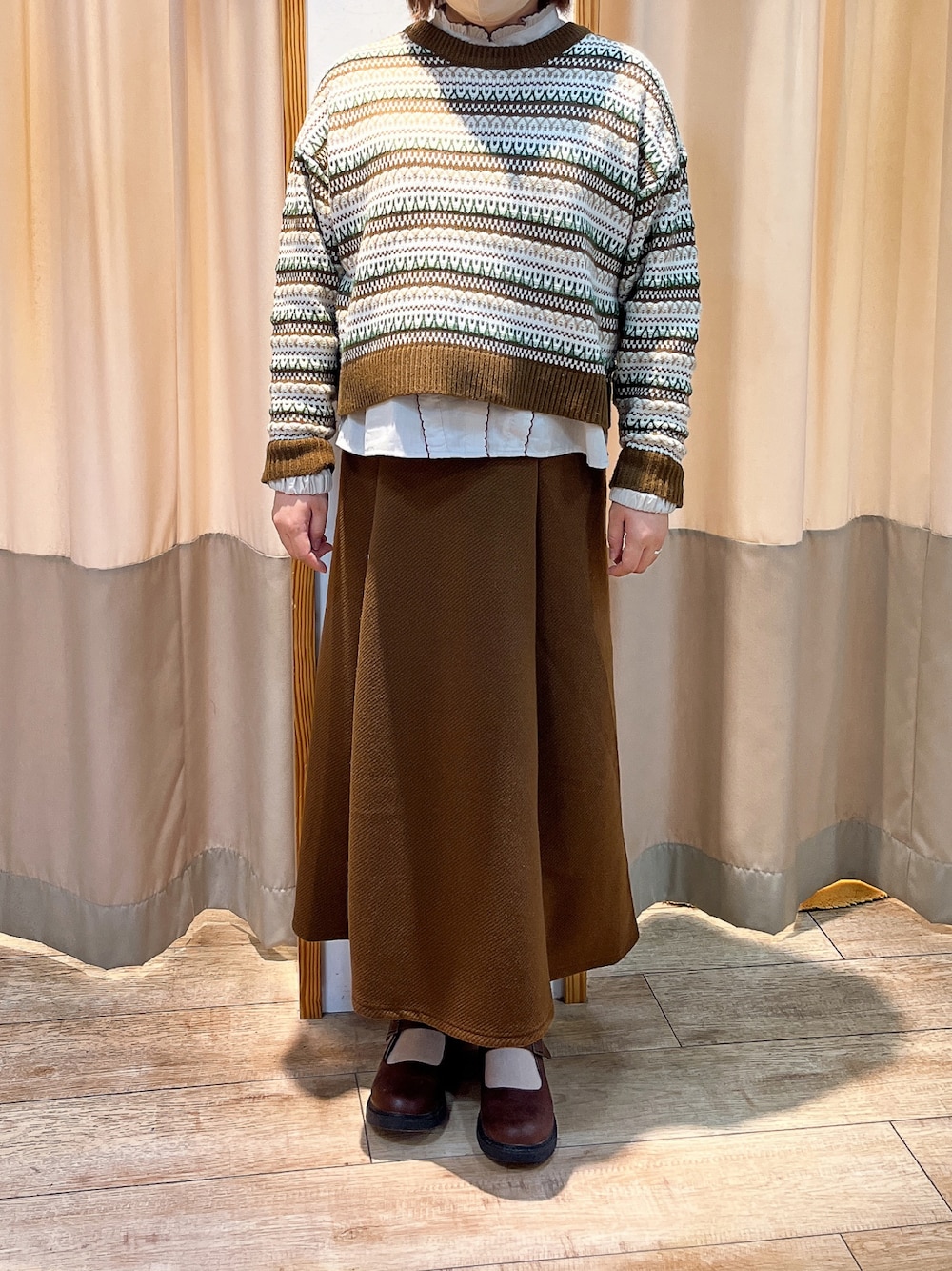 ブラウン系のカーディガン/ボレロ、ベージュ系のシャツ/ブラウス、ブラウン系のスカートを着用したレディースの秋コーディネートの1枚目の写真